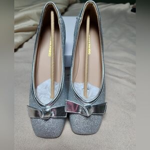 NWT Shimmering Dream Pairs Silver glitter Women's Shoes with Bow